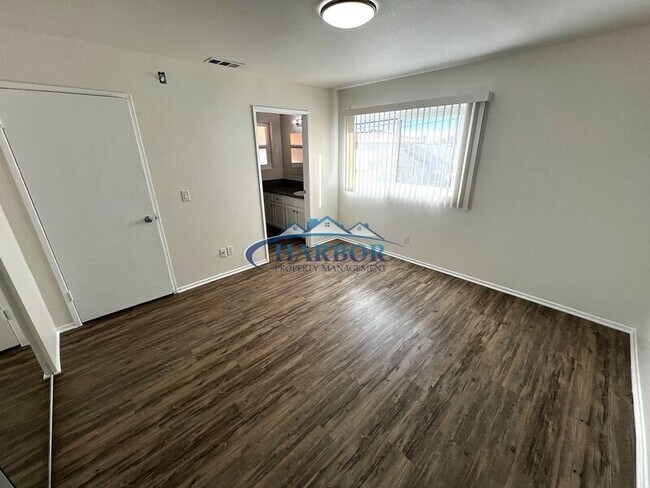 Building Photo - 672 W 12th St