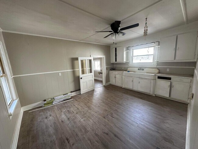 Building Photo - 3 Bedroom | 1 Bathroom | $1,500