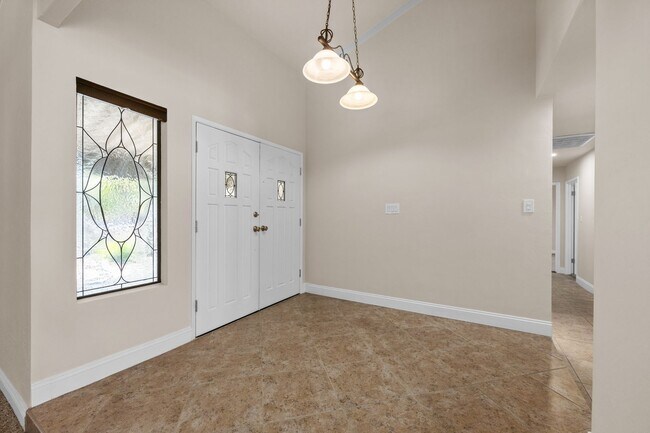 Building Photo - 605 N El Rio Dr