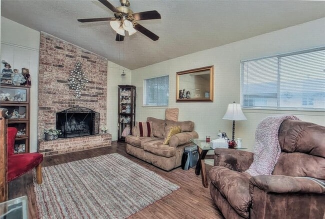 Building Photo - 2404 Cottonwood Dr