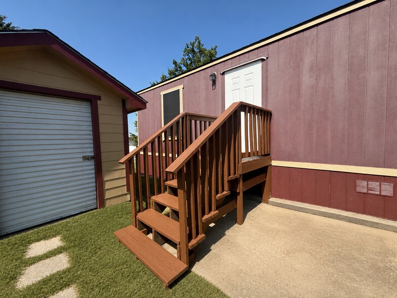 Building Photo - 709 N Collins Fwy
