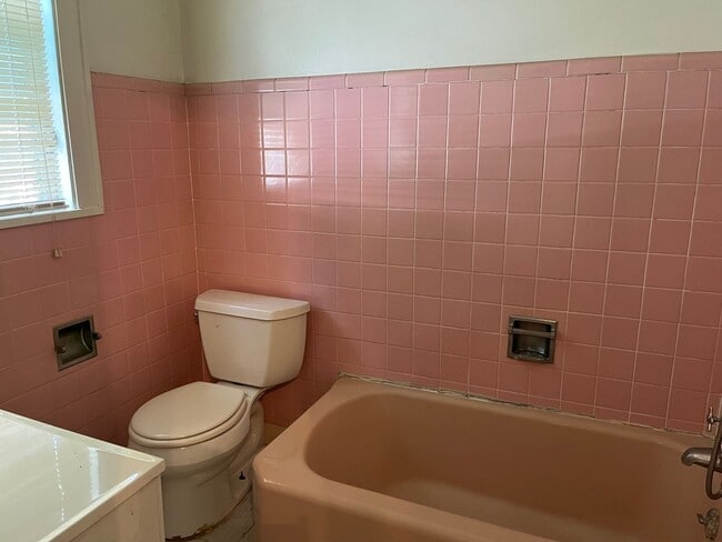 Building Photo - Broadmoor 2BR/2BA Duplex