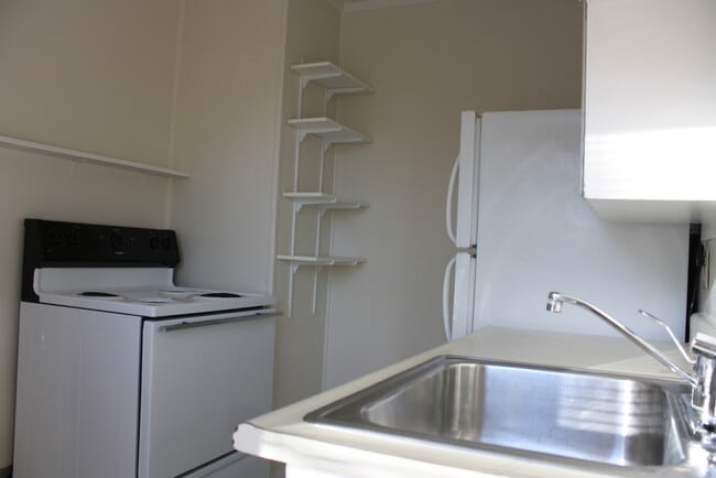 Building Photo - 2 Blocks from the river!!