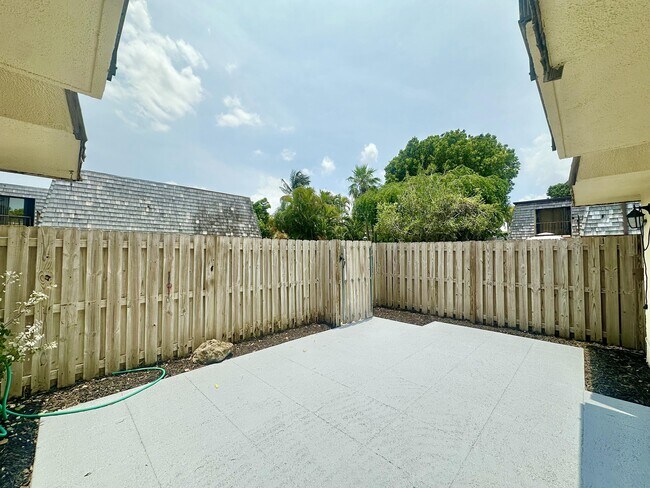 Building Photo - 173 Lake Arbor Dr