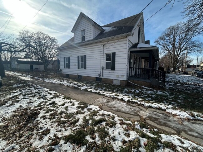 Building Photo - 452 E Park St