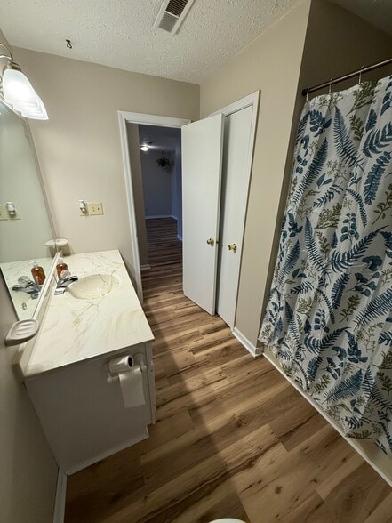 Building Photo - 719 Main St