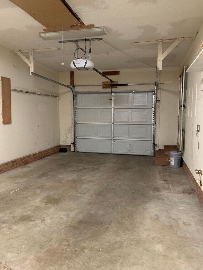 Building Photo - For Rent - Quiet neighborhood but close to everything!!
