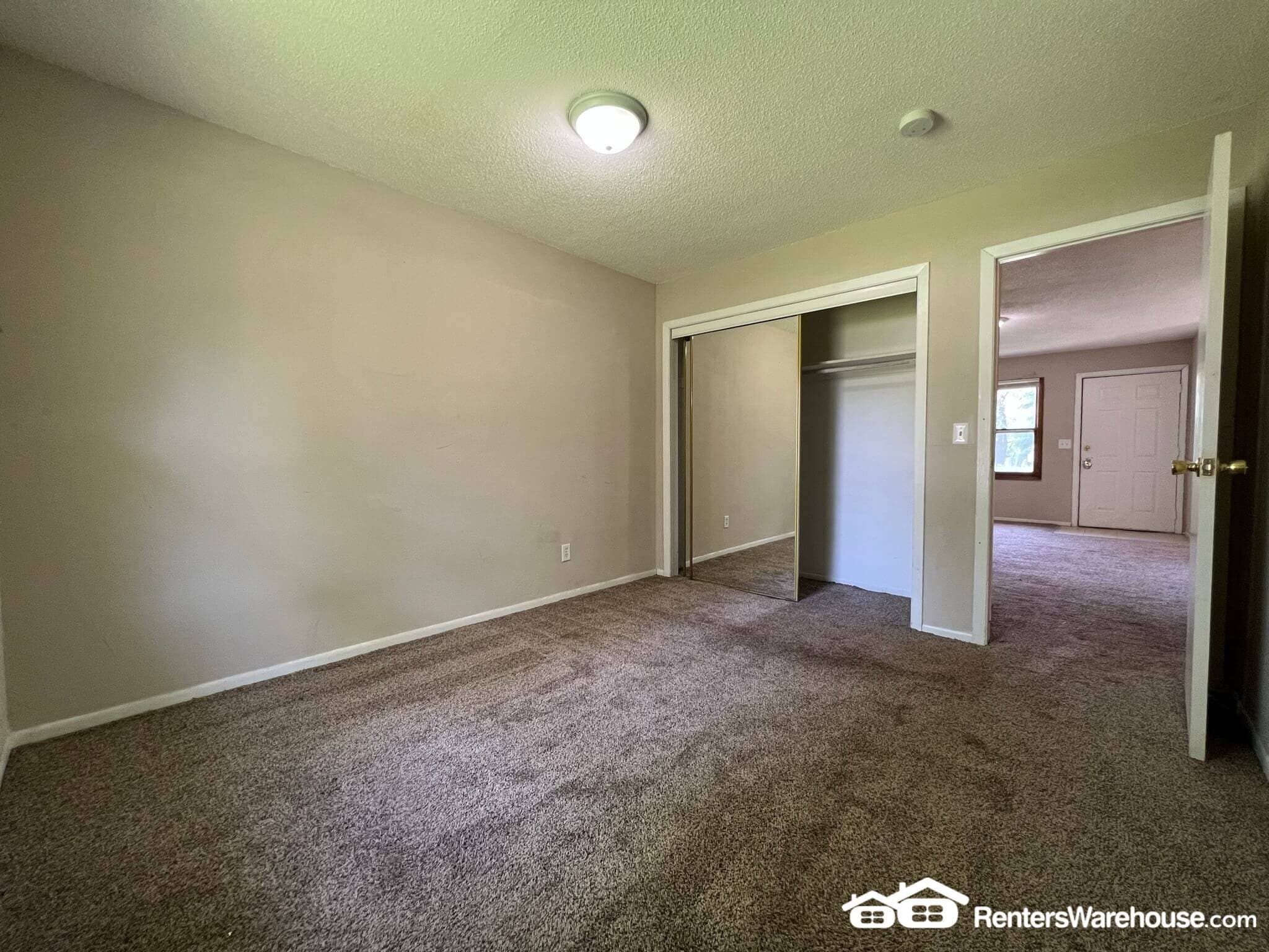 Building Photo - 912 E Railroad Ave