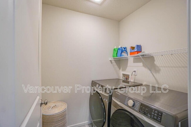 Building Photo - 2001 NE 4 Seasons Ln