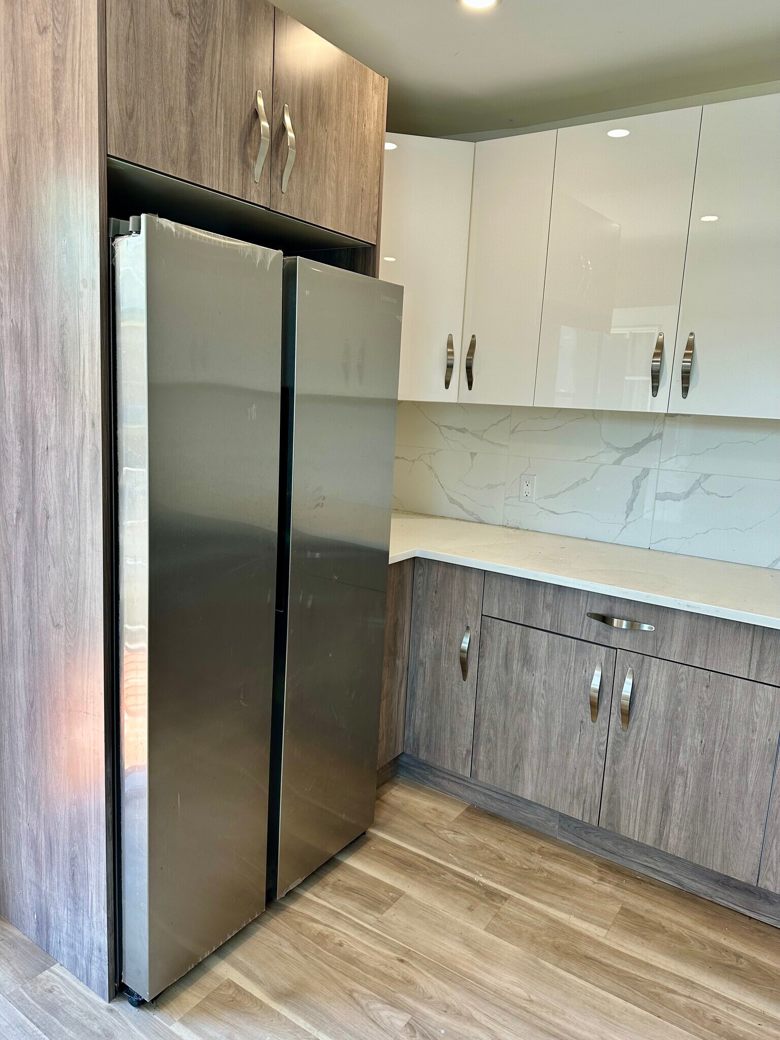 NEW Samsung Stainless Steel refrigerator. - 328 High St