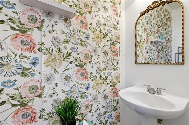 Building Photo - 1076 N Village Dr