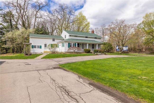 Building Photo - 1253 Fairport Rd
