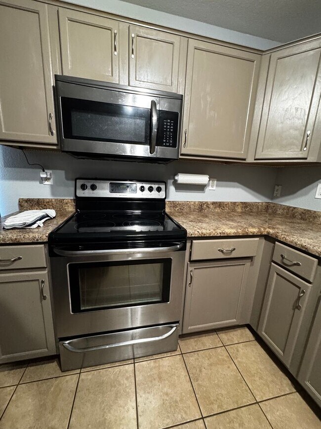 Building Photo - 4 BEDROOM WITH POOL IN DYNAMITE RANCH