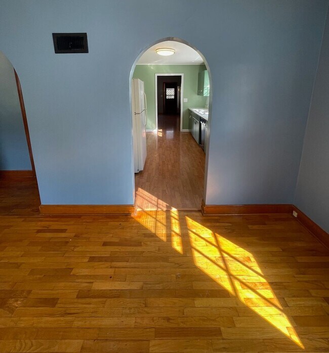 Building Photo - Very Unique 5 Bedroom Home on Large Lot