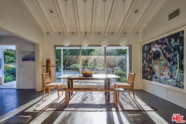 Building Photo - 6715 Fernhill Dr