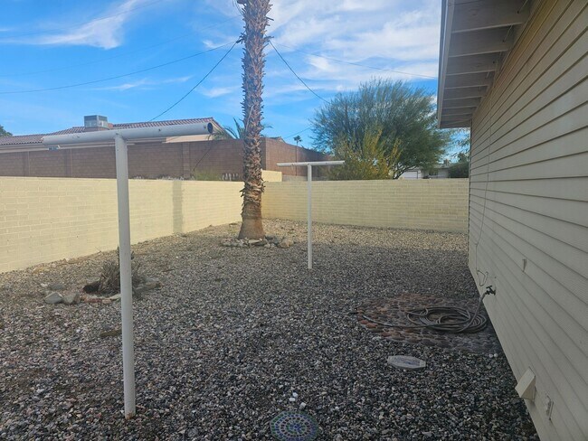 Building Photo - Unfurnished Long Term