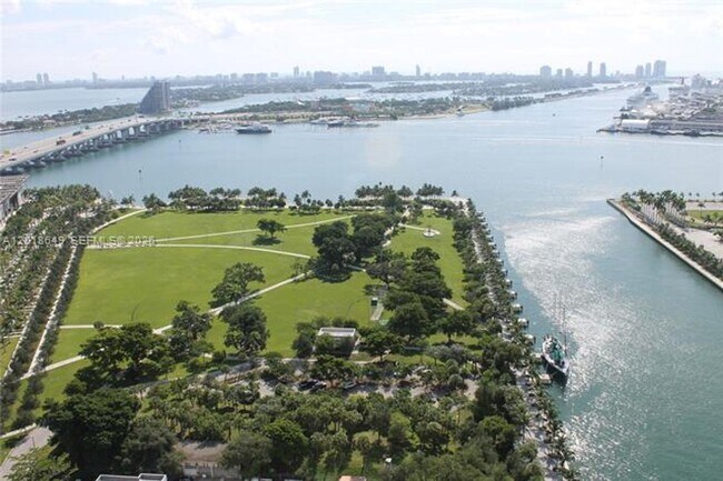 Building Photo - 900 Biscayne Blvd