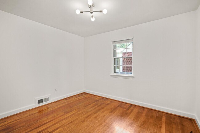 Building Photo - 2 Bed 1 Bath - Takoma Park Cottage- Large ...