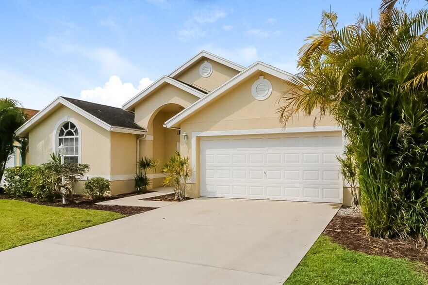 Building Photo - 12996 Meadowbreeze Dr
