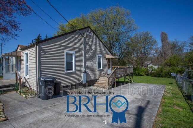 Building Photo - 3213 Shields Ave