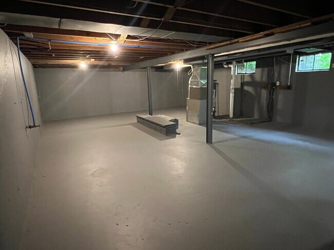 Building Photo - Gorgeous THREE bedroom home with one bath, AVAILABLE NOW!  Passed all inspections!  Gated back ya...