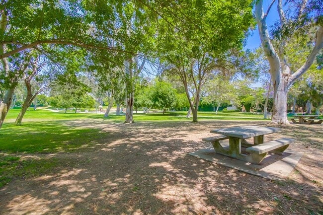 Building Photo - Spacious La Jolla Townhome in Desirable Wo...