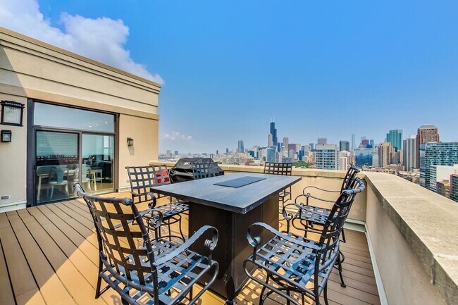 Building Photo - 2BD/2BTH PENTHOUSE  WITH PRIVATE TERRACE I...
