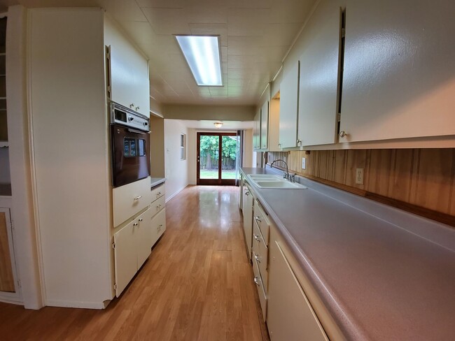 Building Photo - 3 Bed 2 Bath Home w/ storage shed
