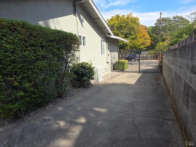 Building Photo - 3013 Devita Dr