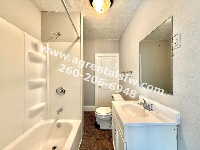 Building Photo - 4 Bedroom House - $300 Off First Months Rent