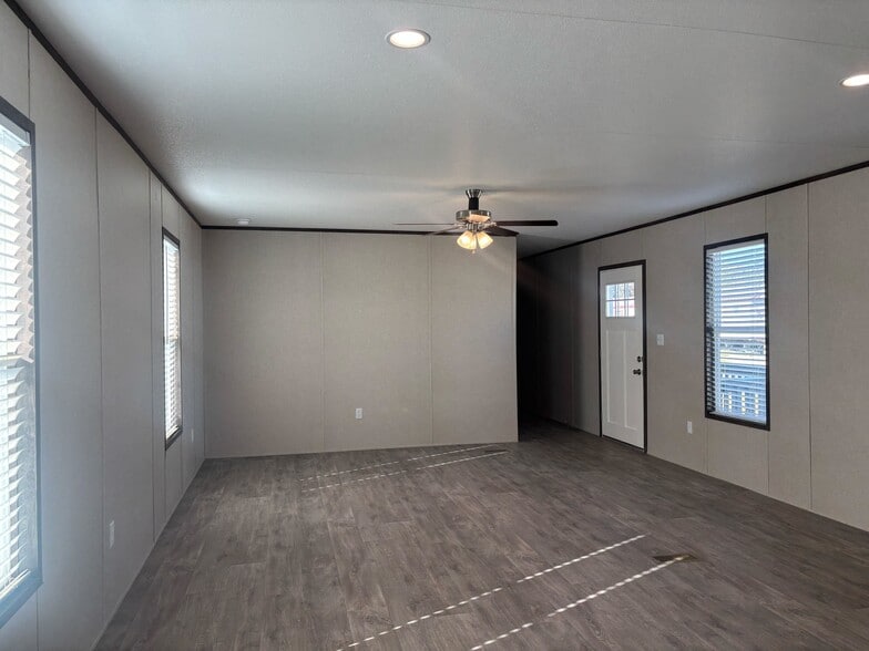 Building Photo - 204 Linda St