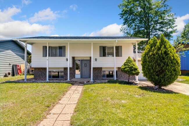 Building Photo - 4 bedroom house close to CSU
