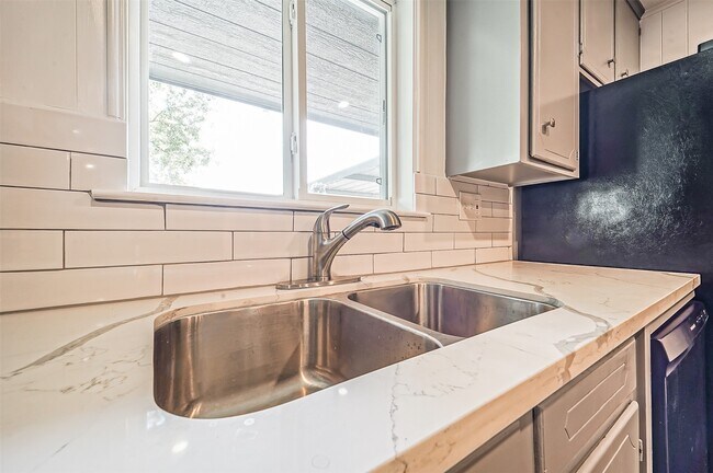 Building Photo - 2605 Leslie St