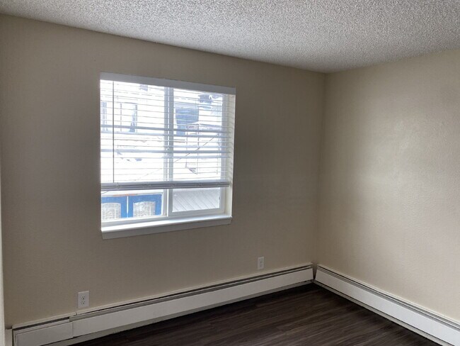 Building Photo - Available Now! – 2 Bed / 1 Bath Condo – Utilities Included