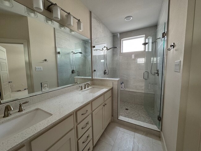 Building Photo - 2129 Lovedale Ave