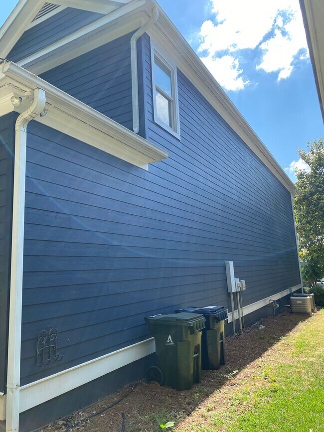 Building Photo - AVAILABLE NOW