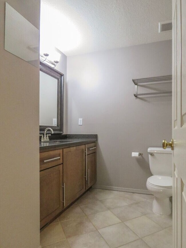 Building Photo - 4 Bedroom Home located in Summer Woods -La...