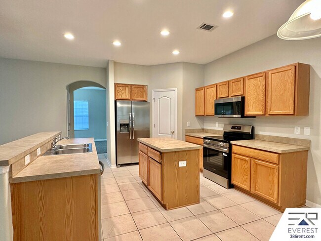 Building Photo - 14 Rymsen Ln