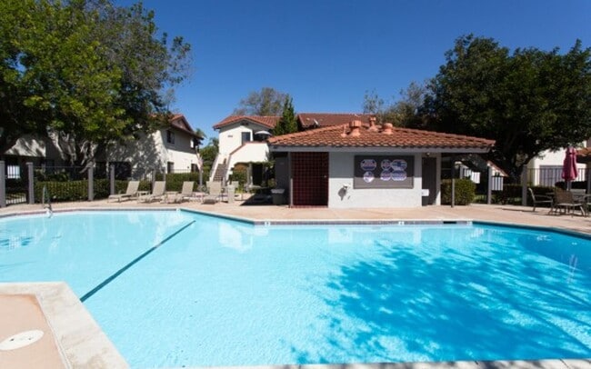 Building Photo - Renovated 3 bedroom 2 bath condo