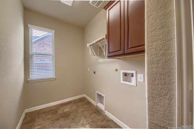 Building Photo - Gorgeous home in the elegant Stillwater Ranch Subdivision is available for immediate move-in.