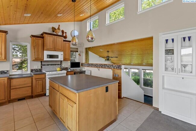 Building Photo - 141 S Travis Ln