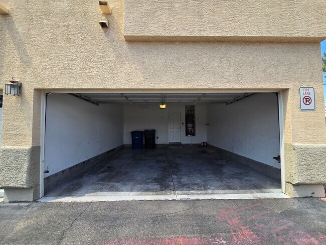 Building Photo - A Fabulous 3 Bedroom Townhouse close to NA...