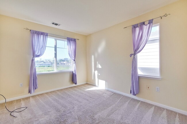 Building Photo - Large, Bright and Beautiful 3BR/2.5BA/2,195sf home in great condition!