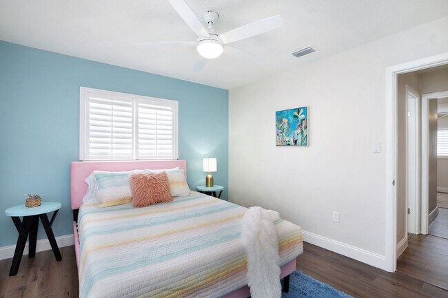 Building Photo - VACA or Short Term Furnished Chic Monthly Rental Home in Bradenton, FL