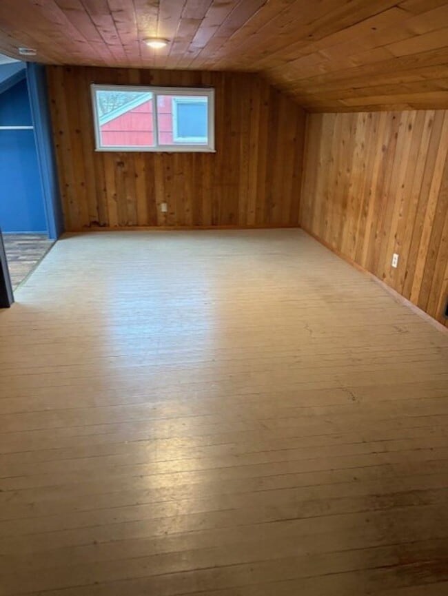 Building Photo - Charming home with large bedrooms