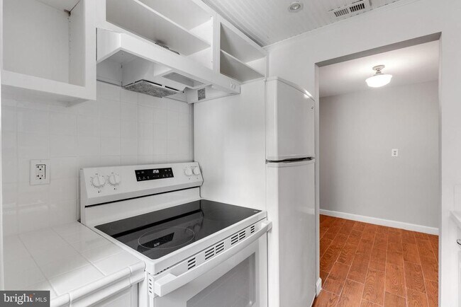 Building Photo - 702 S Arlington Mill Dr