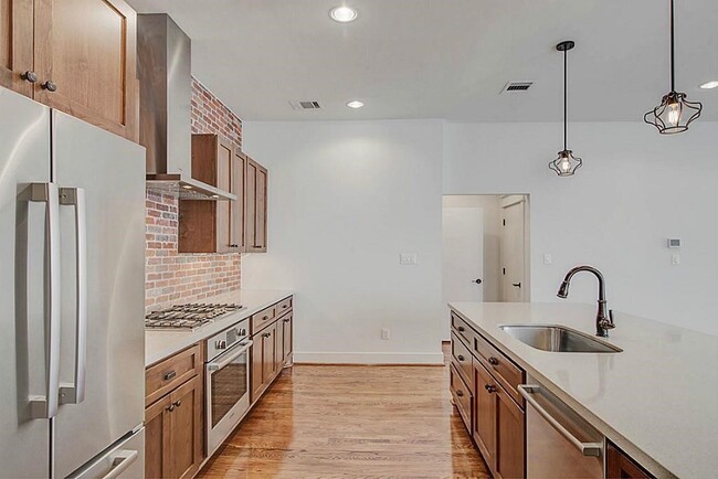 Building Photo - 5810 Venice St