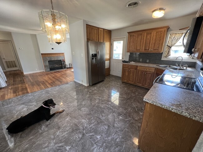 Building Photo - 920 E Walnut St