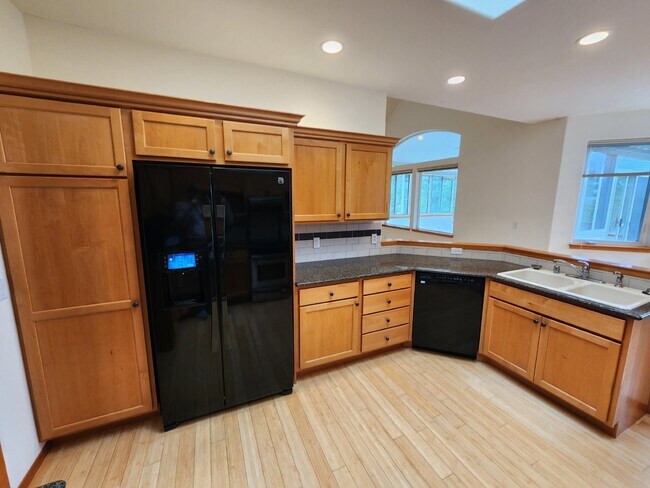 Building Photo - 3 bed 2.5 bath home on Bell Hill with grea...