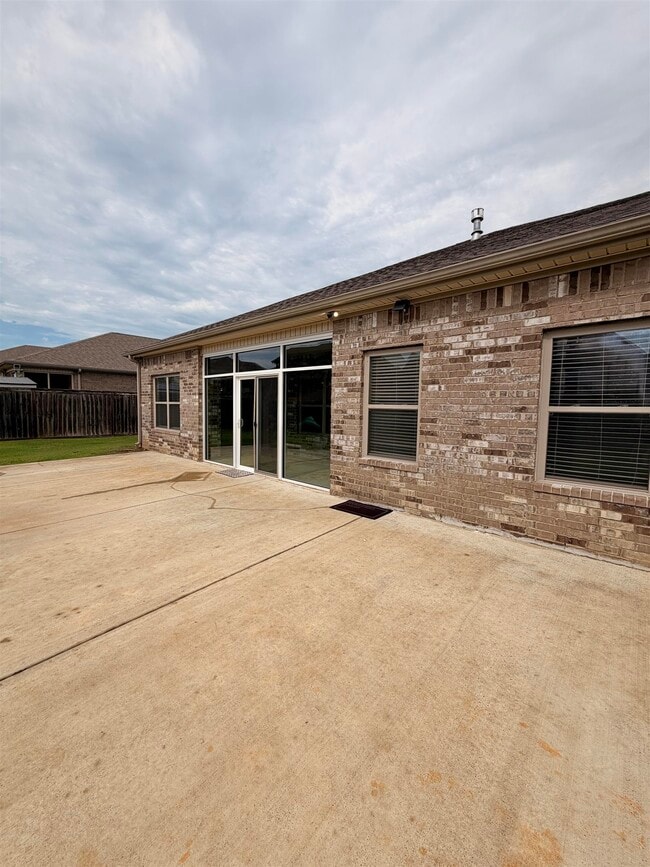 Building Photo - 280 Lilly Dr